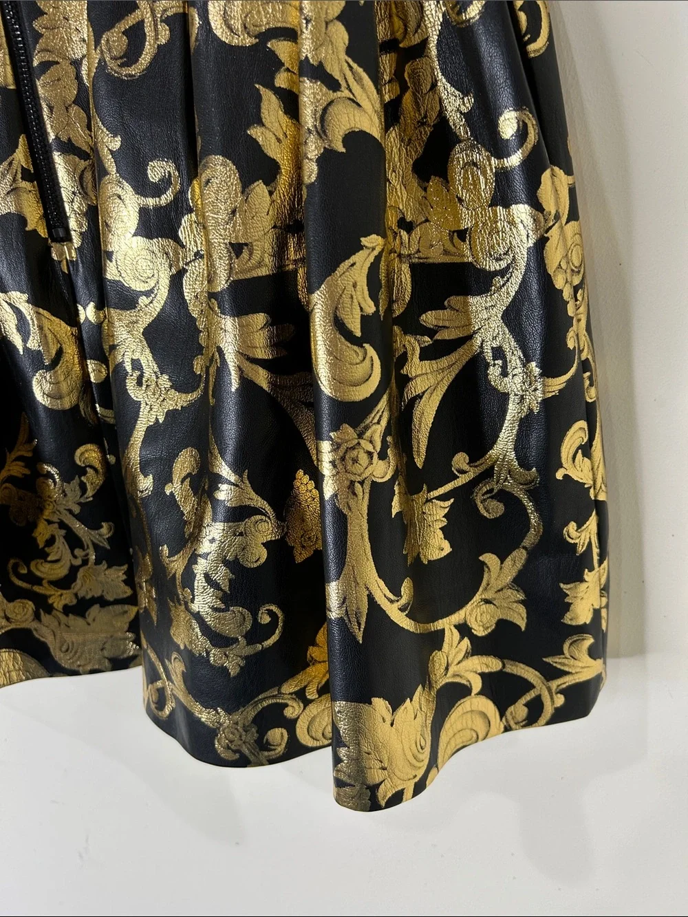 ALICE + OLiVIA Fizer Faux Leather Gold and Black Skirt Size 2